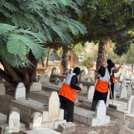 بلدية طولكرم والهلال الأحمر الفلسطيني ينظّمان حملة نظافة في المقبرة الغربية