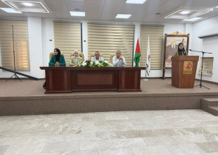 بلدية طولكرم تحتفي بالكاتبة لينا مهداوي وتُشهر روايتها &laquo;الرواية التي استهدفت&raquo;