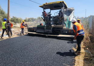 أعمال التعبيد في شوارع ضاحية العزب