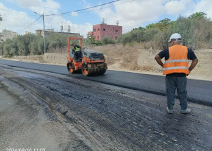أعمال رصفه اسفلتية في الشوارع التي تم فيها تنفيذ مشروع الصرف الصحي في ضاحية ذنابة