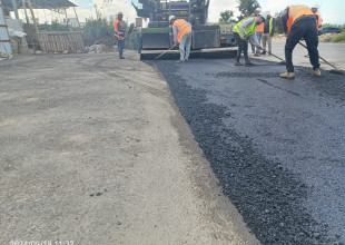 استكمال أعمال الرصفة الاسفلتية في ذنابة في الشوارع التي تم فيها عمل مشروع الصرف الصحي