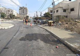 تنفيذ أعمال صب أرصفة محيط الدوار الجديد وسط مفرق الشوبكي