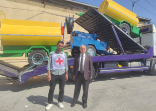 بلدية طولكرم تتسلم تنكين مياه وماكنة لحام من الصليب الاحمر