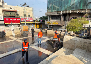 حملة واسعة في بلدية طولكرم لتنظيف وسط المدينة 