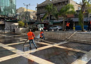 حملة واسعة في بلدية طولكرم لتنظيف وسط المدينة 