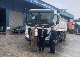 بلدية طولكرم تتسلم شاحنة قلّاب من نوع فولفو بتمويل من الصندوق العربي للإنماء الاقتصادي والاجتماعي