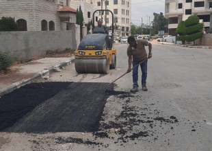 بلدية طولكرم تواصل أعمال تأهيل وصيانة الطرق في المدينة
