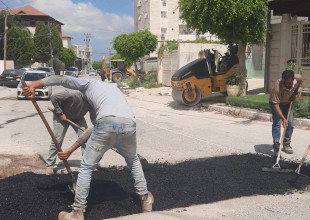 بلدية طولكرم تواصل أعمال تأهيل وصيانة الطرق في المدينة