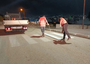 تنفيذ أعمال دهان وترسيم خطوط المشاة وممرات الطلاب أمام المدارس والمفترقات الرئيسية