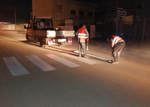 تنفيذ أعمال دهان وترسيم خطوط المشاة وممرات الطلاب أمام المدارس والمفترقات الرئيسية