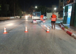 تنفيذ أعمال دهان وترسيم خطوط المشاة وممرات الطلاب أمام المدارس والمفترقات الرئيسية