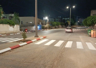 تنفيذ أعمال دهان وترسيم خطوط المشاة وممرات الطلاب أمام المدارس والمفترقات الرئيسية