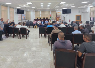 بلدية طولكرم تبحث مع أصحاب البسطات آلية تنظيم الأسواق والشوارع العامة
