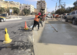تنفيذ أعمال صب أرصفة محيط الدوار الجديد وسط مفرق الشوبكي