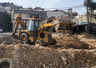 إزالة الركام وفتح الطرق وإصلاح الشبكات في مخيمي طولكرم ونورشمس