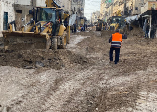 إزالة الركام وفتح الطرق وإصلاح الشبكات في مخيمي طولكرم ونورشمس