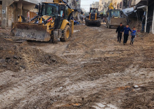 إزالة الركام وفتح الطرق وإصلاح الشبكات في مخيمي طولكرم ونورشمس