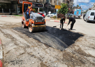 أعمال تعبيد وصيانة طرق لبعض الشوارع  في مدينة طولكرم ومخيماتها