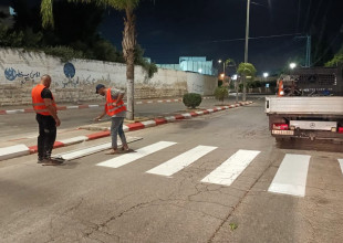 تنفيذ أعمال دهان وترسيم خطوط المشاة وممرات الطلاب أمام المدارس والمفترقات الرئيسية