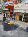 طواقم دائرة الطرق والأشغال في بلدية طولكرم تواصل أعمالها الميدانية في معالجة عدد من الحفر والتشققات في الشوارع العامة