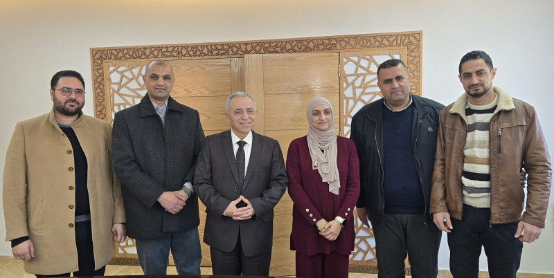 رئيس بلدية طولكرم يتسلم التقرير السنوي لدائرة الكهرباء