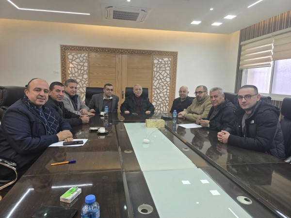 عقد رئيس بلدية طولكرم الدكتور رياض عوض اجتماعًا مع رئيس وأعضاء الغرفة التجارية في طولكرم