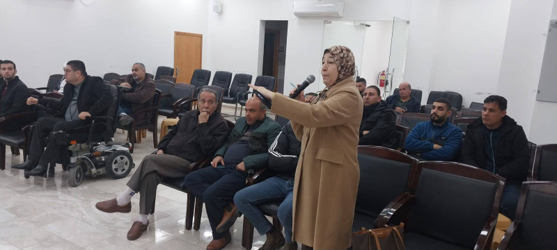 عقدت بلدية طولكرم لقاء مجتمعياً تشاورياً لعرض مشروع إعادة تأهيل وتعبيد شارع السكة والشوارع الواقعة خلف الإسكان