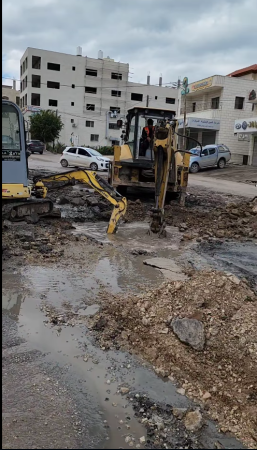 بالصور والفيديو : أعمال إزالة الركام والردم في شارع نابلس مقابل مخيم طولكرم